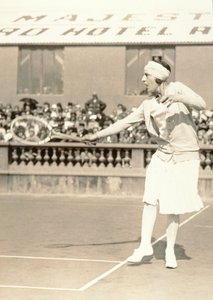 Suzanne Lenglen jouant au tennis, vers 1926 - Italian Photographer